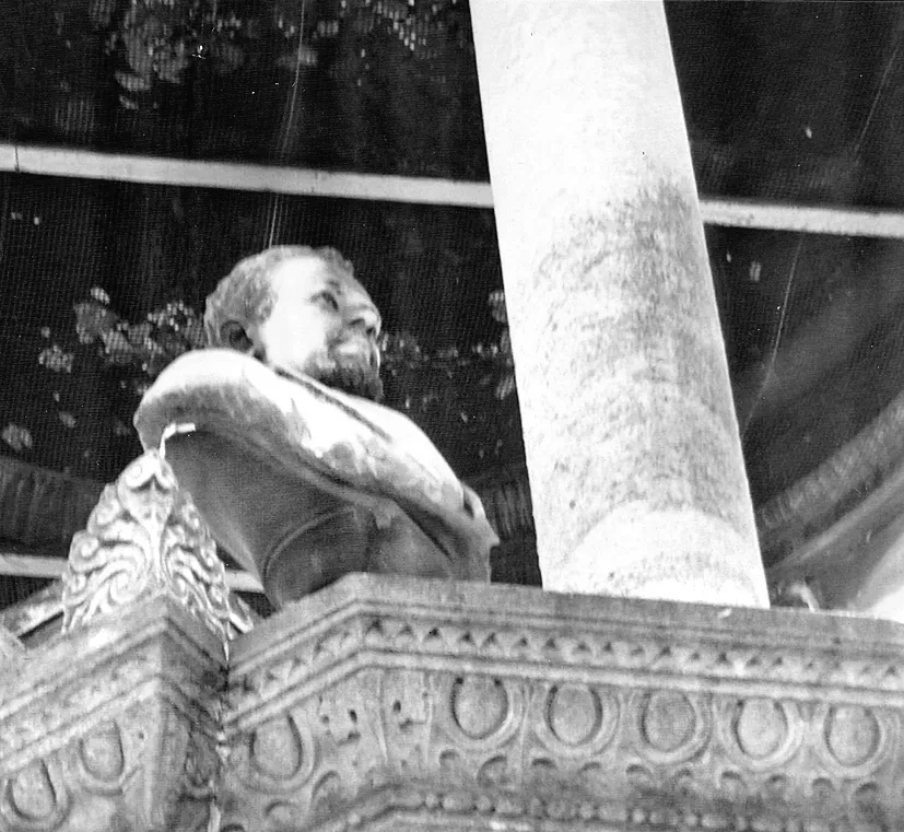TRIBUNO TUCUMANO. Detalle del busto de Delfín Gallo, en lo alto de su tumba de la Recoleta.  la gaceta / archivo