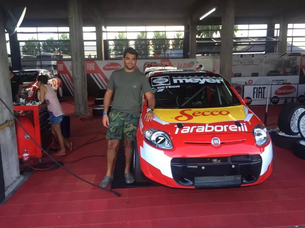 LA NUEVA NAVE. Pablo Ortega muestra el Fiat Palio del FP Racing, con el que correrá esta temporada en la Clase 2. foto prensa pablo ortega