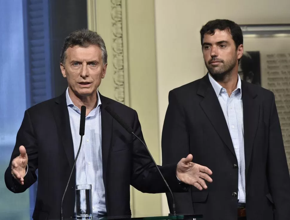 CONFERENCIA. Macri y Basavilbaso anunciaron un ajuste del 15,35% de las jubilaciones y asignaciones. dyn