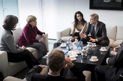 Clooney advirtió a Merkel que  la crisis de refugiados es enorme