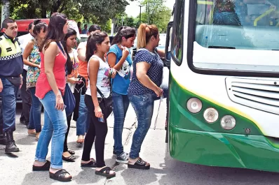 Esperan en grupo el ómnibus para evitar ser asaltados
