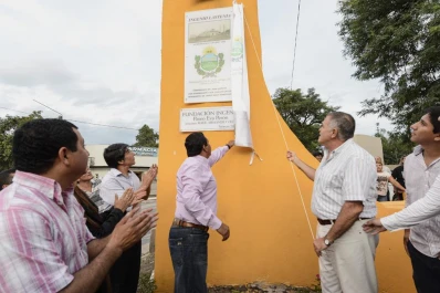 Los nuevos pórticos de acceso a Lastenia cuentan su historia