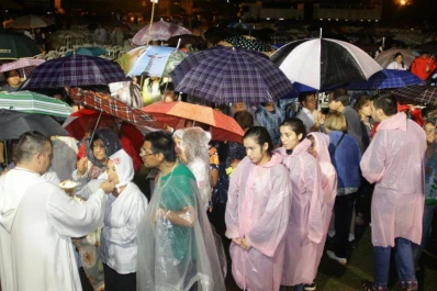Ni la lluvia detuvo la fe: 30.000 personas en la ceremonia lourdista