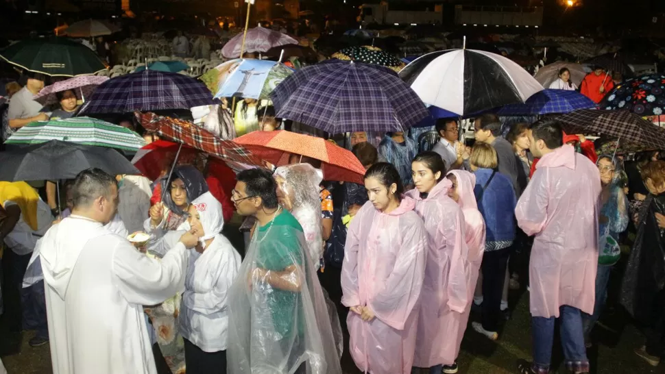 BAJO EL AGUA. Los fieles comulgaron bajo la lluvia. FOTO GENTILEZA ENTRE DE TURISMO