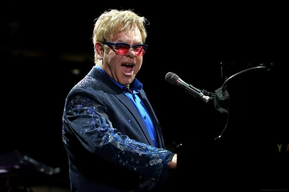 ACTITUD. Elton John se queja como un rapero y en el escenario es un rocker. laf1.es
