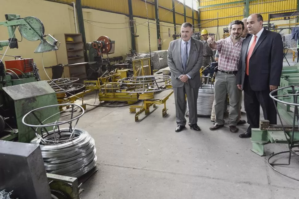 VISITA OFICIAL. El gobernador Manzur y el vicegobernador Jaldo recorrieron ayer una fábrica de gaviones. Prensa Vicegobernador Osvaldo Jaldo