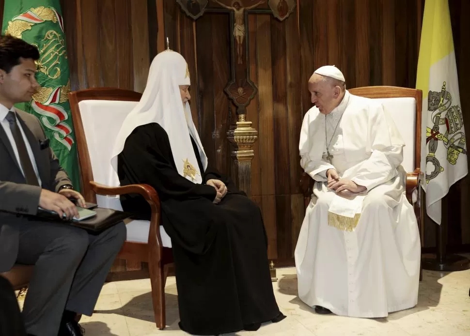 AYER, EN LA HABANA. El Patriarca ortodoxo ruso Kirill dialoga con el Papa.   reuters