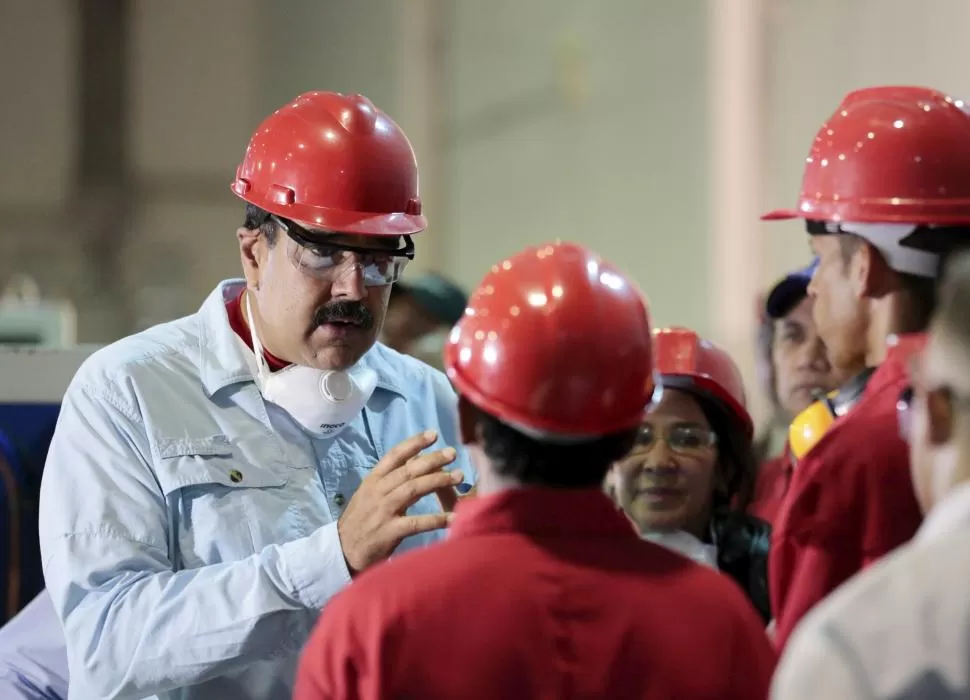 ESTADO DE CARABOBO. El presidente Nicolás Maduro conversa con trabajadores durante la ceremonia de apertura de una planta de tubos de PVC. reuters 