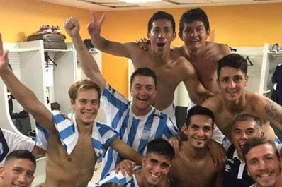 La foto más esperada: los Decanos posaron en el vestuario tras el triunfo sobre Boca