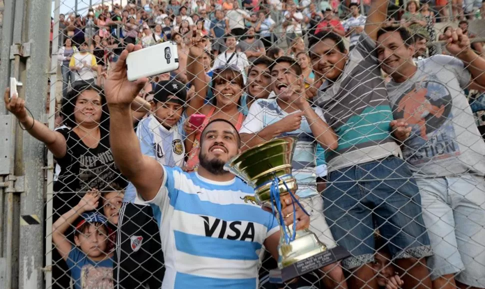 SELFIE. El capitán tucumano Roberto Tejerizo, copa en mano, celebró con todos. telam 