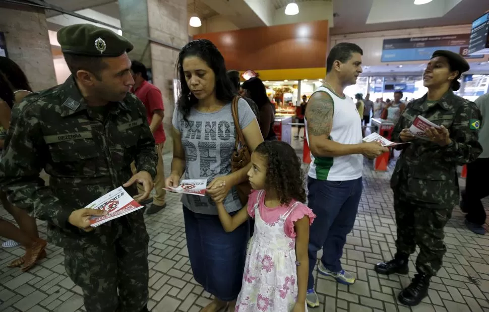PREVENCIÓN. En el aeropuerto de Río de Janeiro, personal del ejército realiza tareas informativas y preventivas contra el virus del dengue y el zika. reuters 