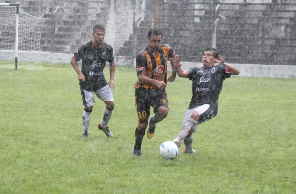A TODO O NADA BAJO LA LLUVIA. Williams Peralta (10), autor del gol de Mitre, intenta avanzar con la pelota ante la marca de Raúl Saavedra, de Concepción FC. FOTO GENTILEZA DARDO AGUIRRE