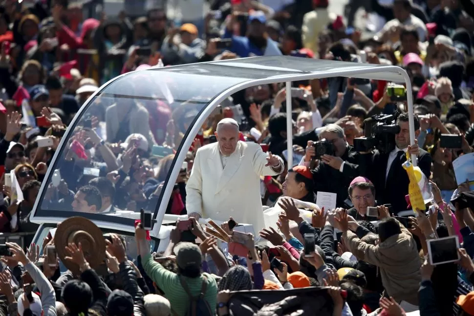 CERCANO. El Papa saluda a la multitud, en la plaza del Zócalo. reuters 