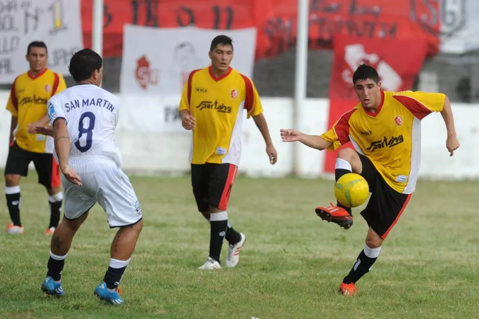 CONFIANZA. Jiménez (derecha) es una de las cartas de gol de Sportivo Guzmán. la gaceta / diego araóz (archivo)