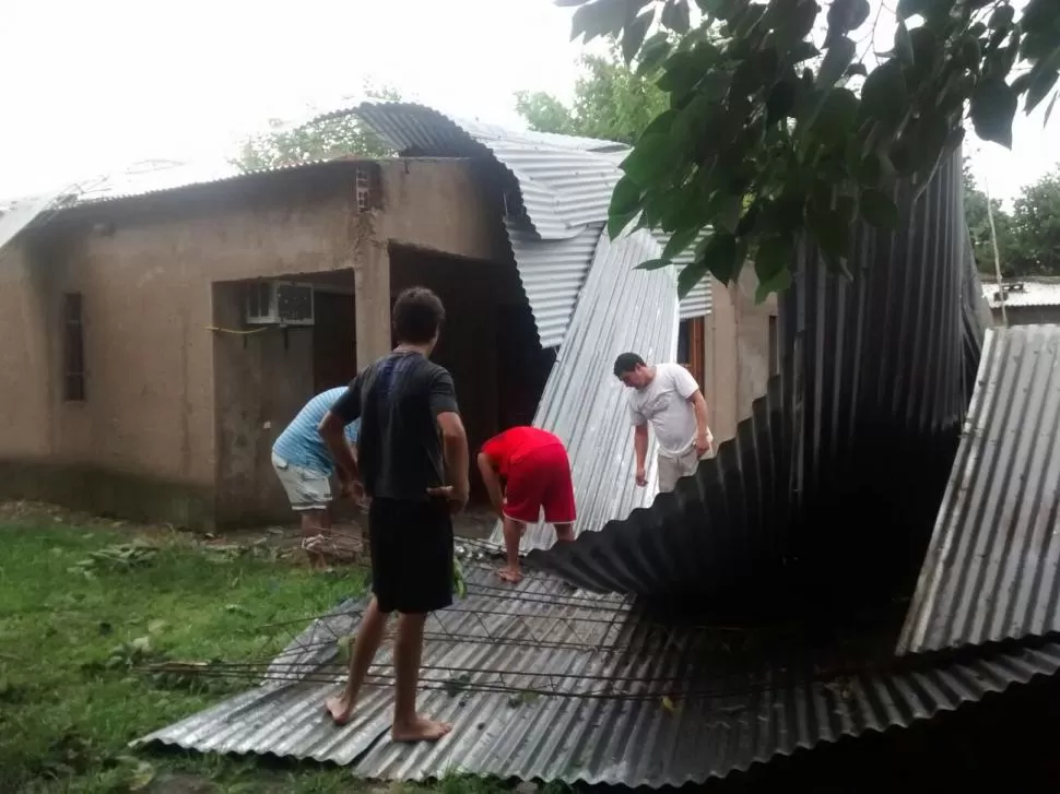VOLARON LAS CHAPAS. En Lules, los vecinos tuvieron que reconstruir los techos arrancados por el viento.