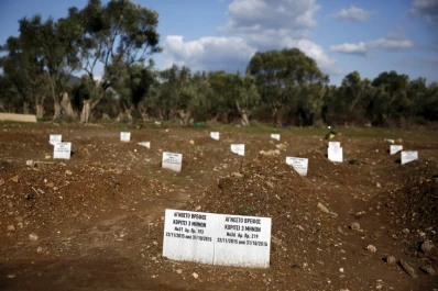 Refugiados sin nombre llenan un cementerio