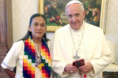 El papa Francisco le envió un rosario bendecido a Milagro Sala