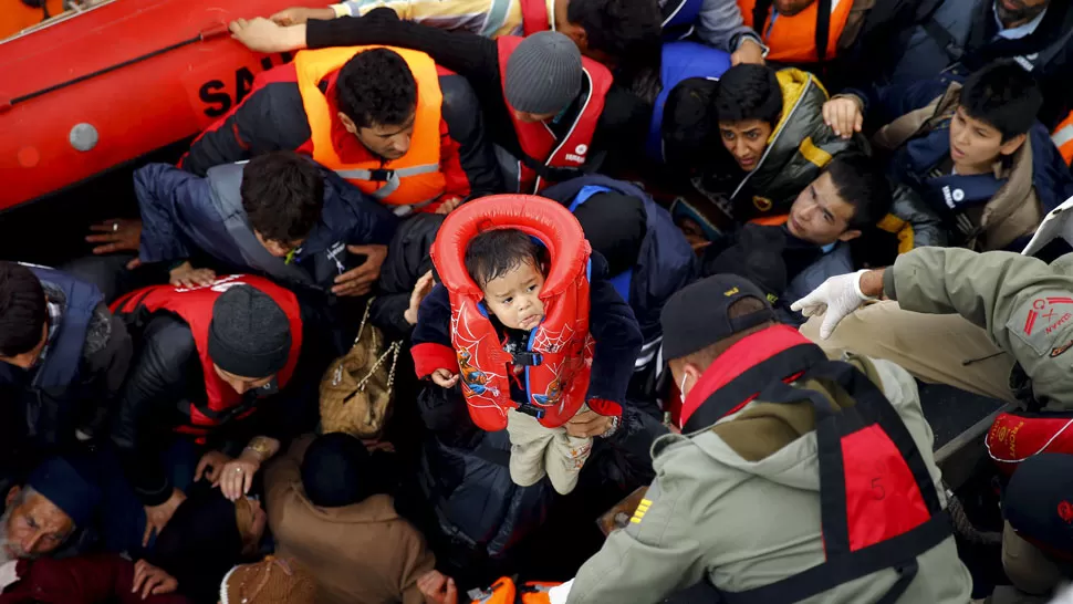 EN CRISIS. Un grupo de inmigrantes es rescatado en las costas de Turquía. REUTERS