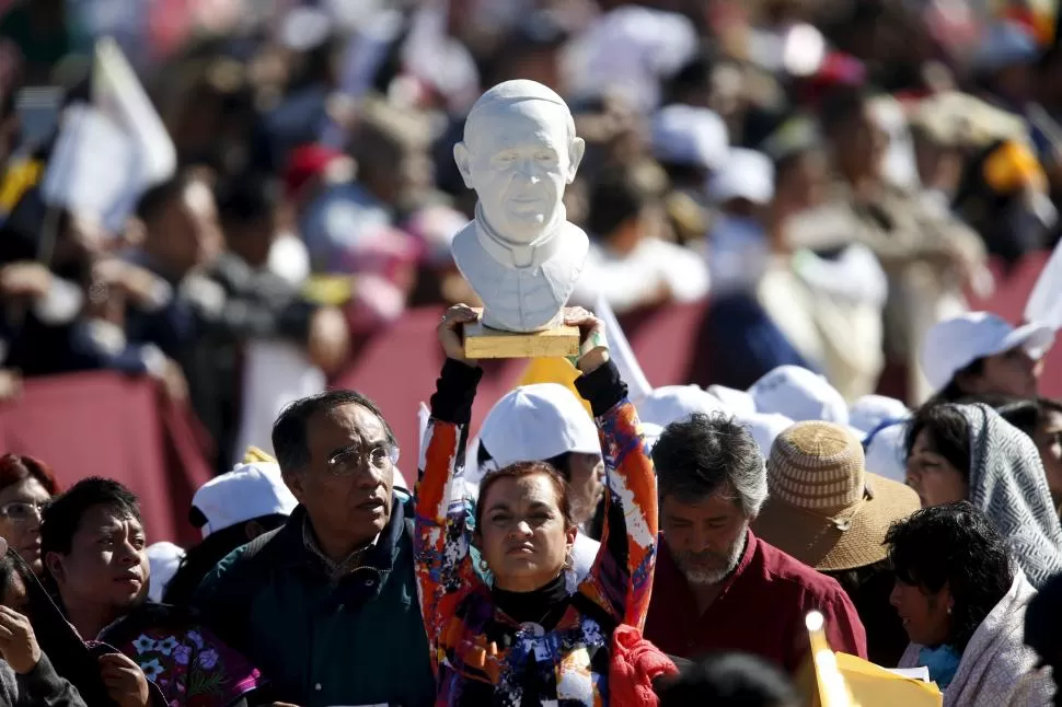 FERVOR. Unos 100.000 asistentes escucharon la homilía del Papa en Chiapas.  Reuters.