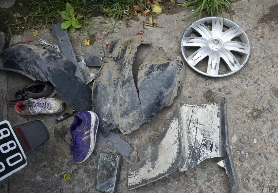 LOS RESTOS. La Policía secuestró partes de un guardabarros y la tapa de una rueda del auto que escapó. la gaceta / fotos de jorge olmos sgrosso 