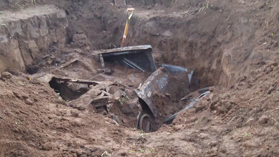 ESCONDIDO. El auto estaba enterrado en un poco de dos metros de profundidad, sin las ruedas ni el motor. 