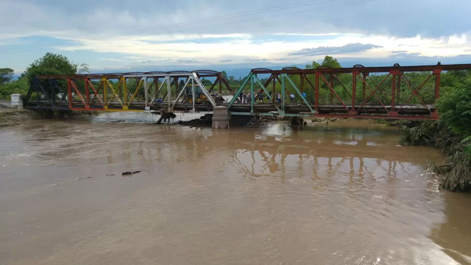 MUCHO CAUDAL. Aunque el agua bajó durante la tarde del jueves, todavía se encontraba a pocos centímetros del puente de la ciudad de Aguilares. FOTO ENVIADA POR UN LECTOR