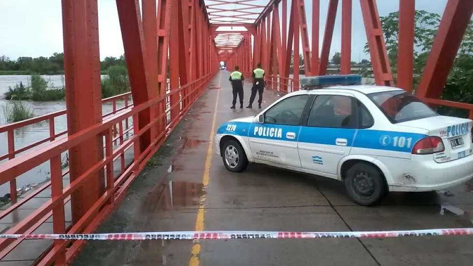 RÍO GASTONA, EN CONCEPCIÓN. La Policía impide el paso por el puente viejo ante la nueva crecida. LA GACETA / FOTO DE RODOLFO CASEN 