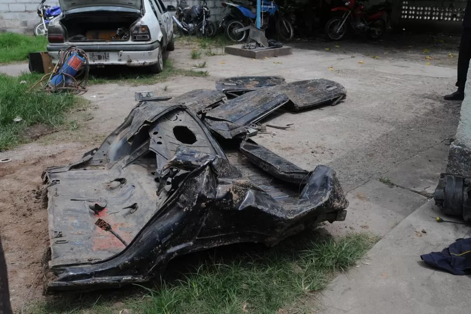 INVESTIGACIÓN. El auto fue desguazado y enterrado en una plantación de zapallo de la familia Sánchez. LA GACETA / FOTO DE ANALÍA JARAMILLO