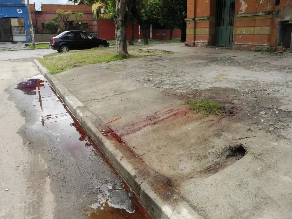 LA ESQUINA DEL CRIMEN. Los charcos de sangre persistían en el lugar del hecho varias horas después. LA GACETA / FOTO DE JOSÉ NUNO