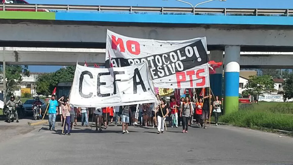 EN MARCHA. La columna de universitarios se unió a la protesta en el puente Lucas Córdoba y continuó hasta plaza Independencia. FOTO PRENSA PTS TUCUMAN