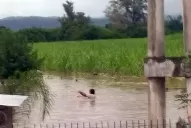 Desbordó el río Gastona y el agua avanzó hacia Concepción y Arcadia