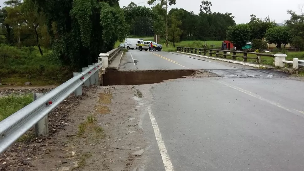 INHABILITADO. Puente de la ruta nacional 65 roto por el río Chirimayo. FOTO TWITTER/ @EZETOLEDO