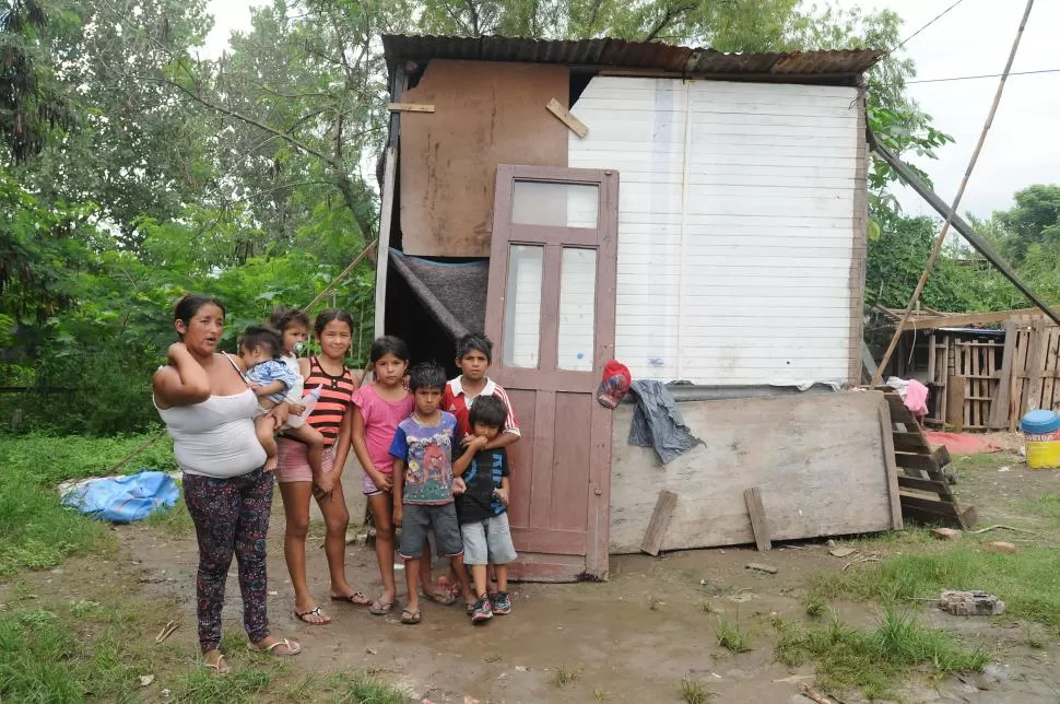 SIN HOGAR. Sonia Jaime, mamá de siete hijos, tuvo que trasladar su casilla al fondo de la casa de su vecina, porque el Salí devoró su terreno. lLA GACETA / FOTOS DE ANALÍA JARAMILLO.