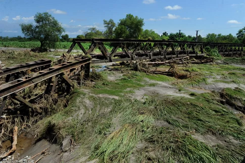 DEVASTADO. La correntada del río Gastona arruinó el puente ferroviario. LA GACETA / FOTO DE MARÍA SILVIA GRANARA.