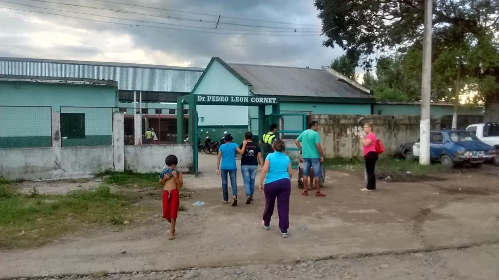 ESCUELA PEDRO LEÓN CORNET, EN ARCADIA. Padres y docentes reclaman que se abra para las clases. foto de rodolfo cassen