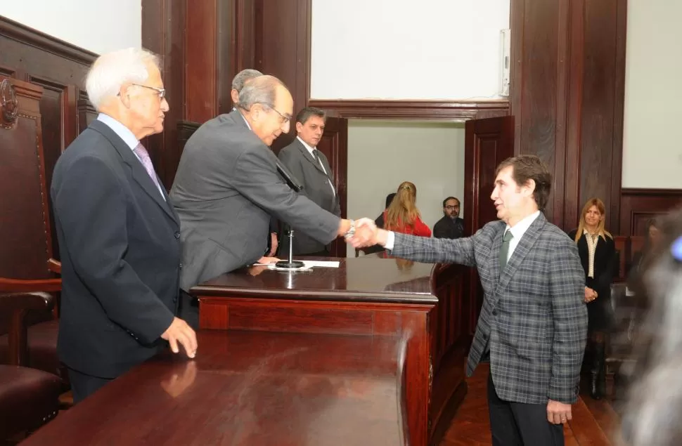 “SÍ, JURO”. Pedicone saluda a Gandur luego de jurar como camarista de Apelaciones en presencia de los vocales Goane, Estofán (tapado) y Posse. LA GACETA / FOTO DE ANTONIO FERRONI (ARCHIVO)