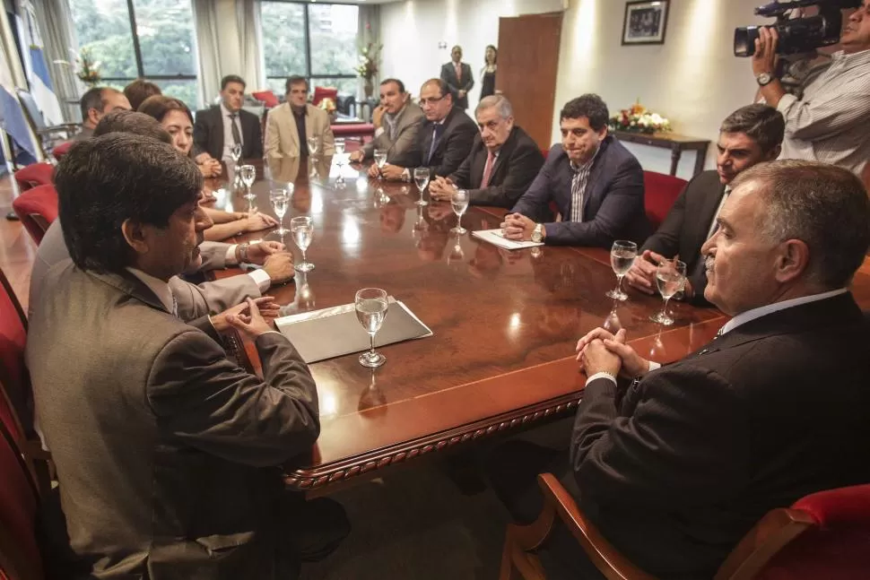 REUNIÓN. Jaldo (cabecera) y Vals (a su izquierda), ante legisladores y letrados. PRENSA HLT 