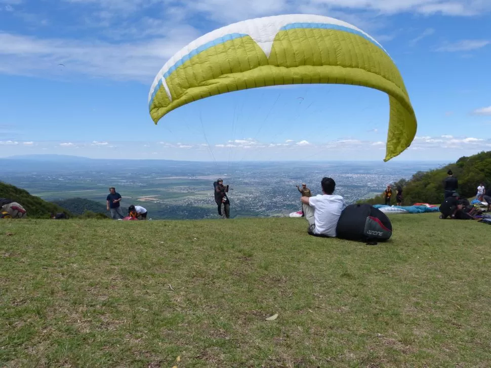 COLORIDO. Las pruebas de vuelo ya son una tradición en los cerros tucumanos. FOTO DE volarentucuman.com.ar 
