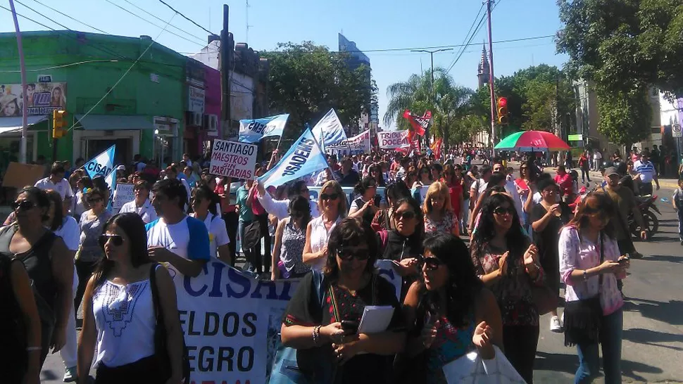 MOVILIZACIÓN DOCENTE. Los maestros marcharon por las calles de Santiago en reclamo de una mejora salarial. FOTO TOMADA DE TWITTER.COM/JOZAMIM