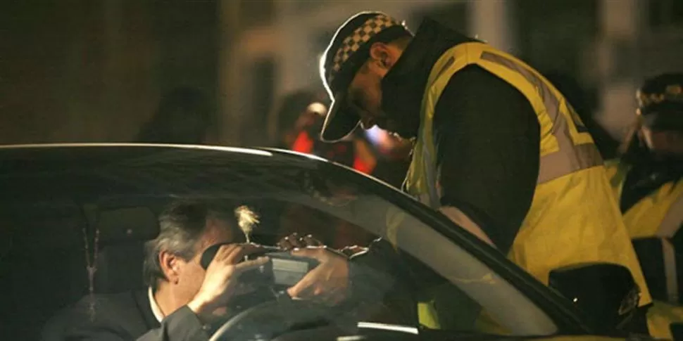 EN CIUDAD DE BUENOS AIRES. Un policía efectúa un control de pupilas a un conductor. Este sistema ya rige en jurisdicción porteña desde 2010. foto de lanacion.com