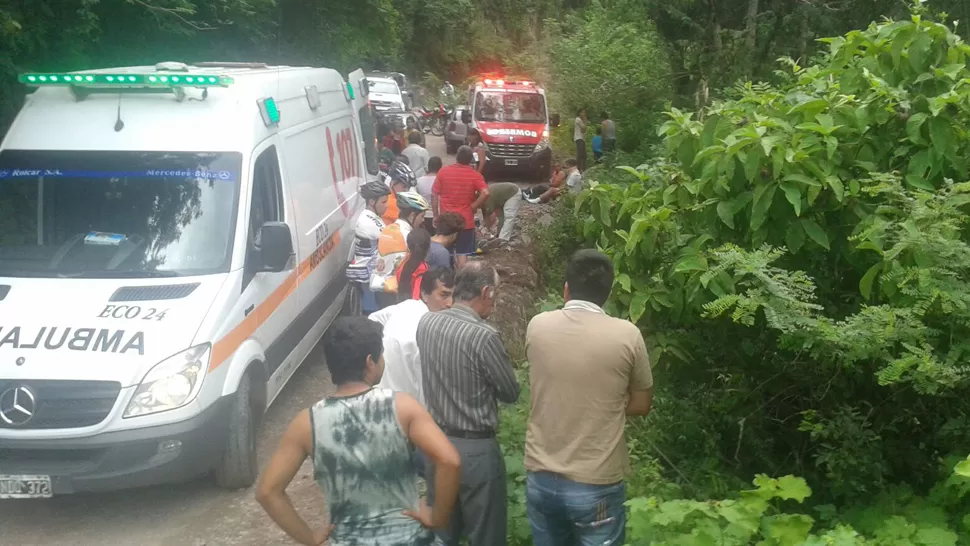 EN EL LUGAR. La ambulancia asiste a los heridos. 