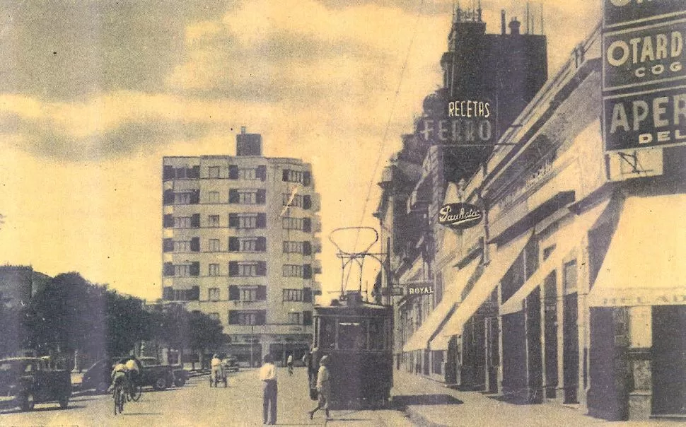 “LA CONTINENTAL”. En esta imagen de la década de 1940, el edificio señorea la esquina de Las Heras (hoy San Martín) y Laprida.  