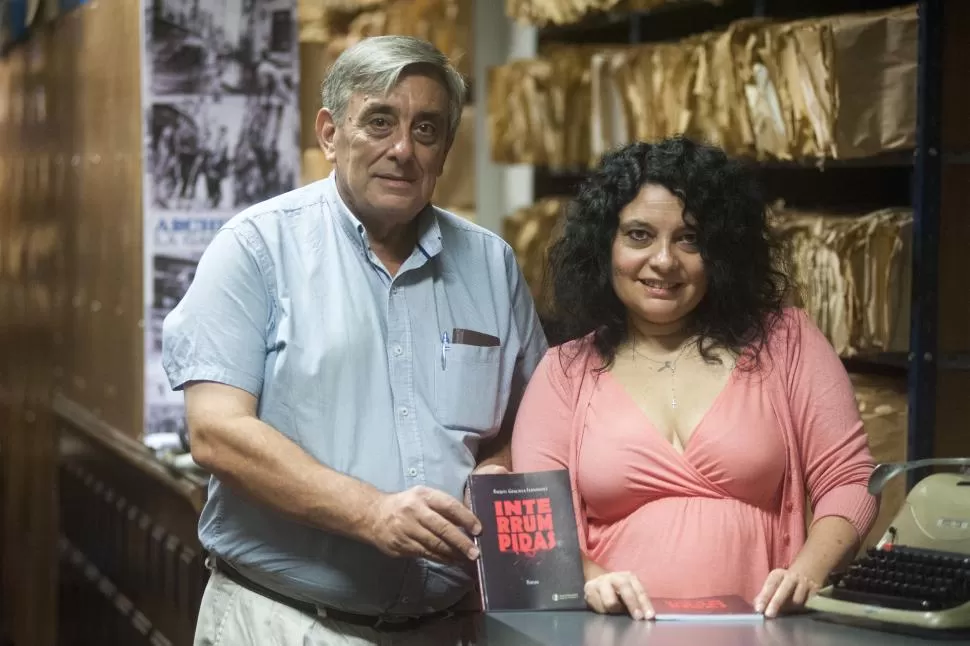  HOMENAJE. Alberto Lebbos junto a Raquel Fernández, la autora del libro. la gaceta / foto de inés quinteros orio 