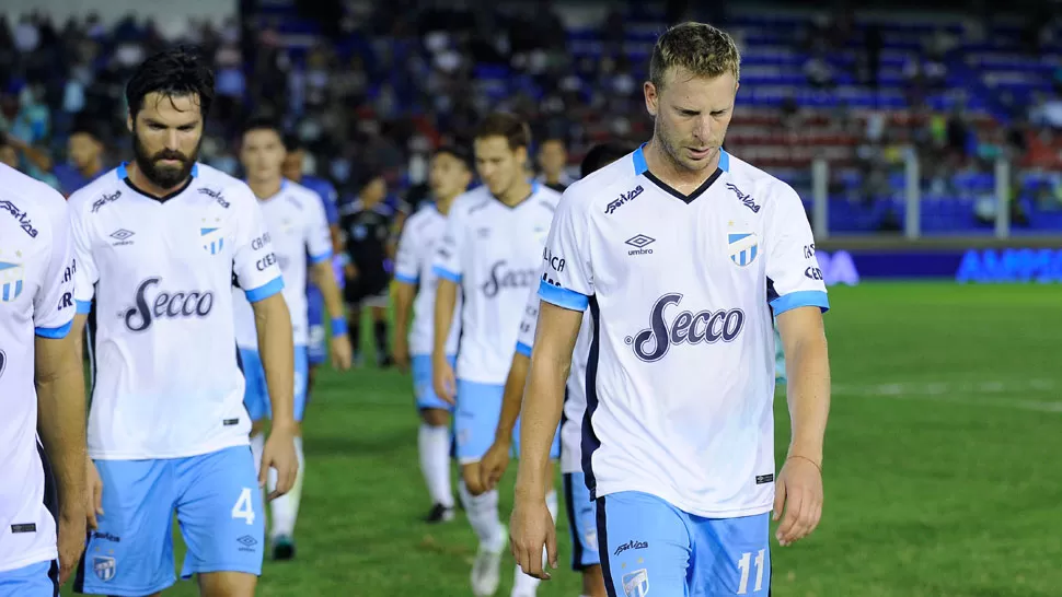 SIN CONSUELO. Los jugadores Decanos se retiran desconcertados de la cancha de Tigre. LA GACETA / FOTOS DE MATIAS ESCALERO