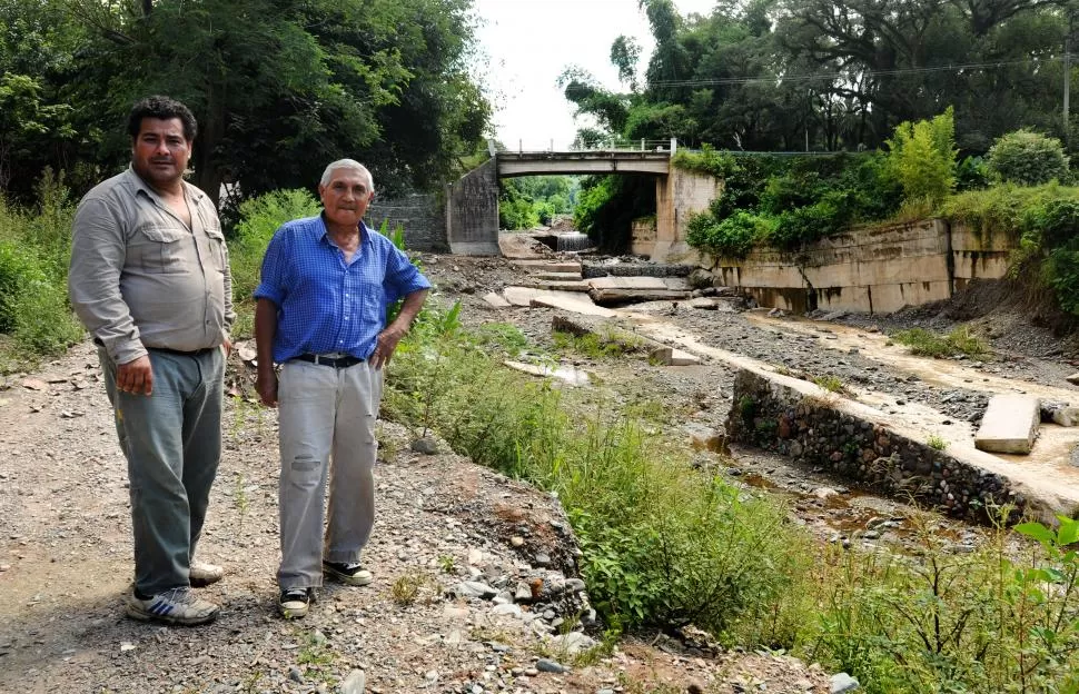AFLICCIÓN. A Marcelo Olea y Hugo Pistán les preocupa que todavía haya bloques de cemento en el lecho del río, lo que agravaría una eventual crecida. LA GACETA / FOTO DE MARÍA SILVIA GRANARA.  
