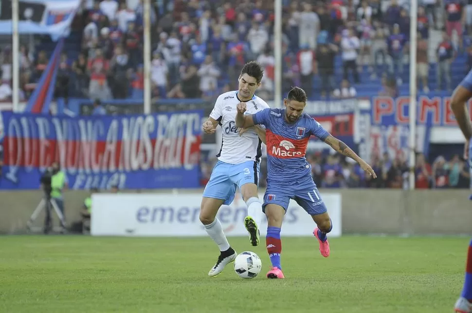 INTRATABLE. Evangelista intenta detener a Kevin Itabel. La defensa de Atlético fue un flan y permitió a los jugadores del “Matador” jugar casi sin marca. foto de matías napoli escalero (especial para la gaceta)