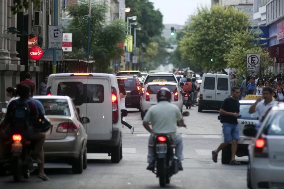 MOVIMIENTO. Paisaje de la calle San Martín, identificada como la zona financiera de la capital, donde funcionan bancos y otras firmas del rubro. la gaceta / foto de diego aráoz