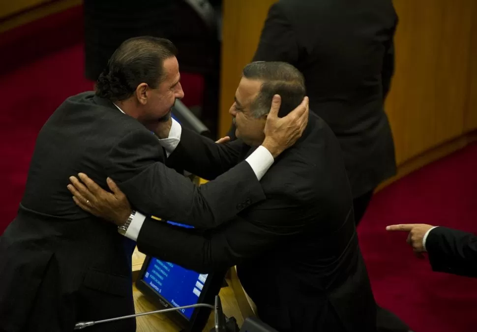 EN EL RECINTO. Fernando Juri Debo (derecha) recibe el saludo de su primo, el legislador peronista Fernando Juri. la gaceta / FOTO DE JORGE OLMOS SGROSSO