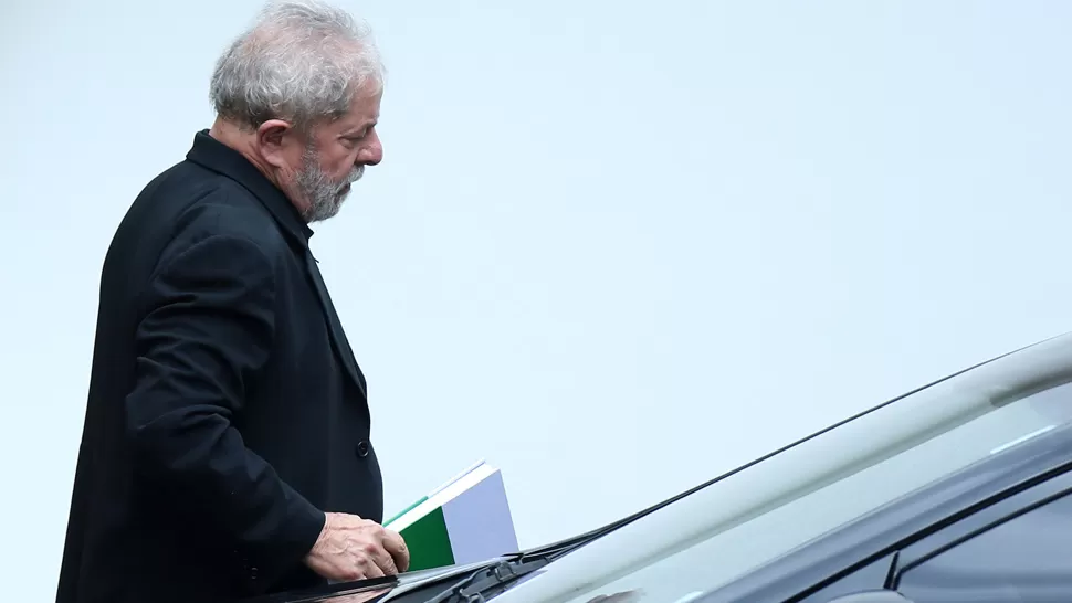 COMPLICADO. Lula está sospechado de haber recibido un lujoso departamento como pago por favores a la Petrolera. REUTERS