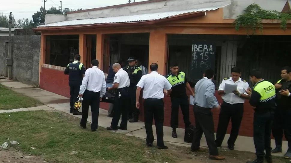 CRIMEN. Los policías trabajan en el lugar donde se encontró esta mañana el cuerpo de Gonzalo Torres. LA GACETA / FLORENCIA ZURITA